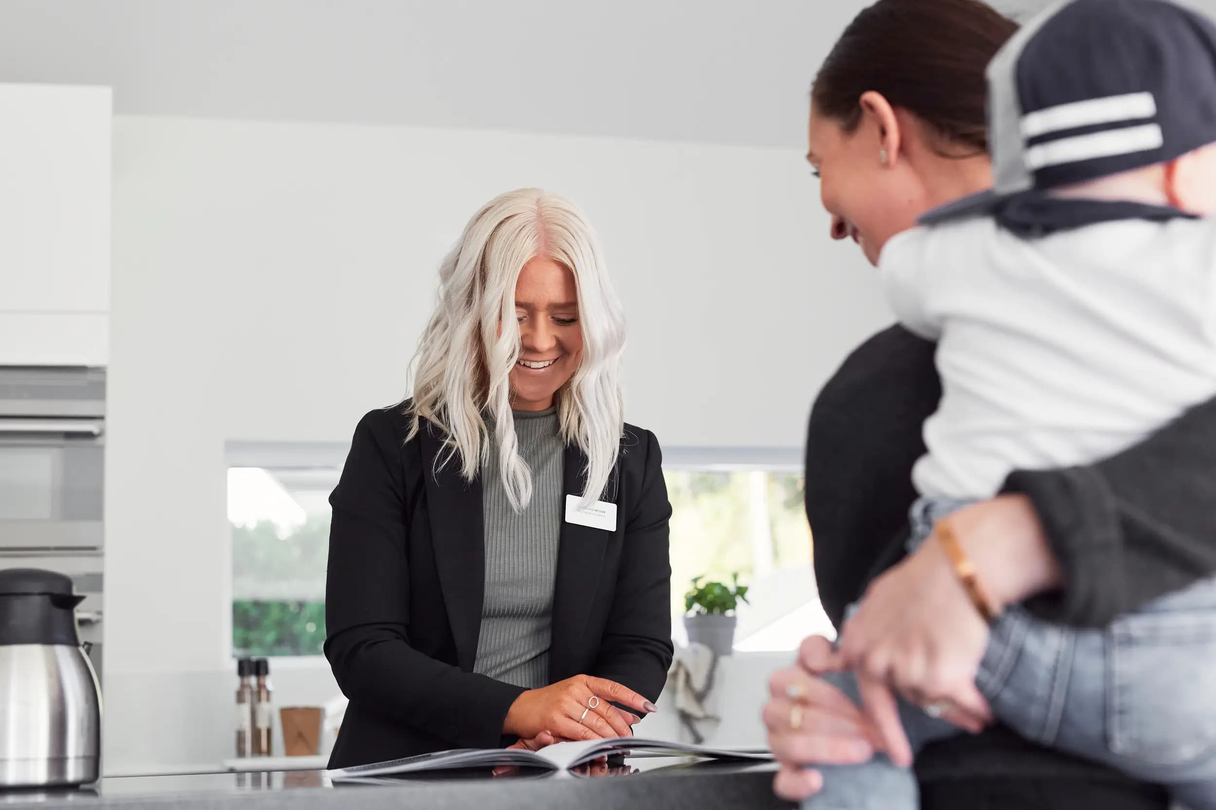 Mäklare med kund - Booli